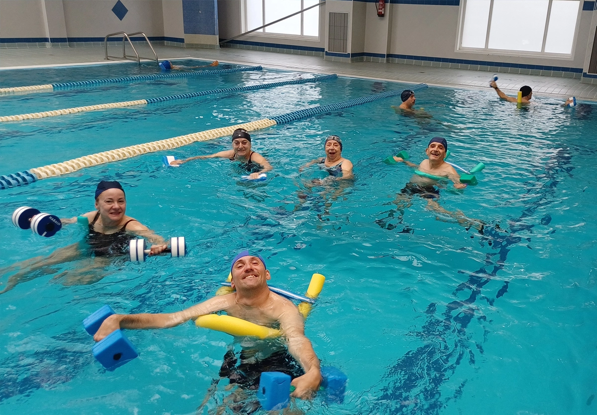 Usuarios en piscina de invierno