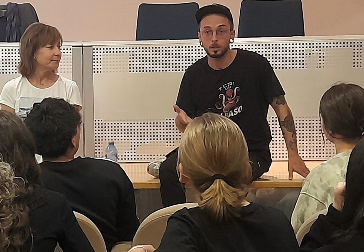 Docente dirigiéndose a adolescentes de entre 11 y 18 años