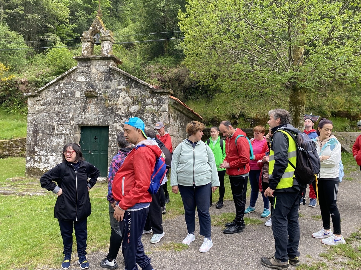 senderismo en grupo acompañados por profesionales