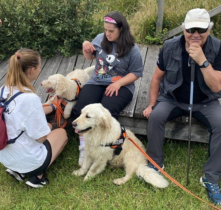 Senderistas en sendero adaptado