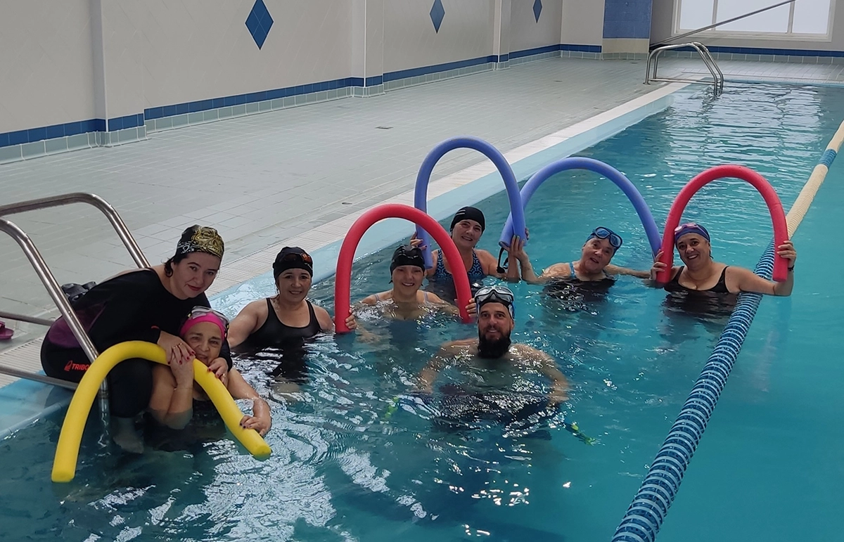 Participantes en piscina