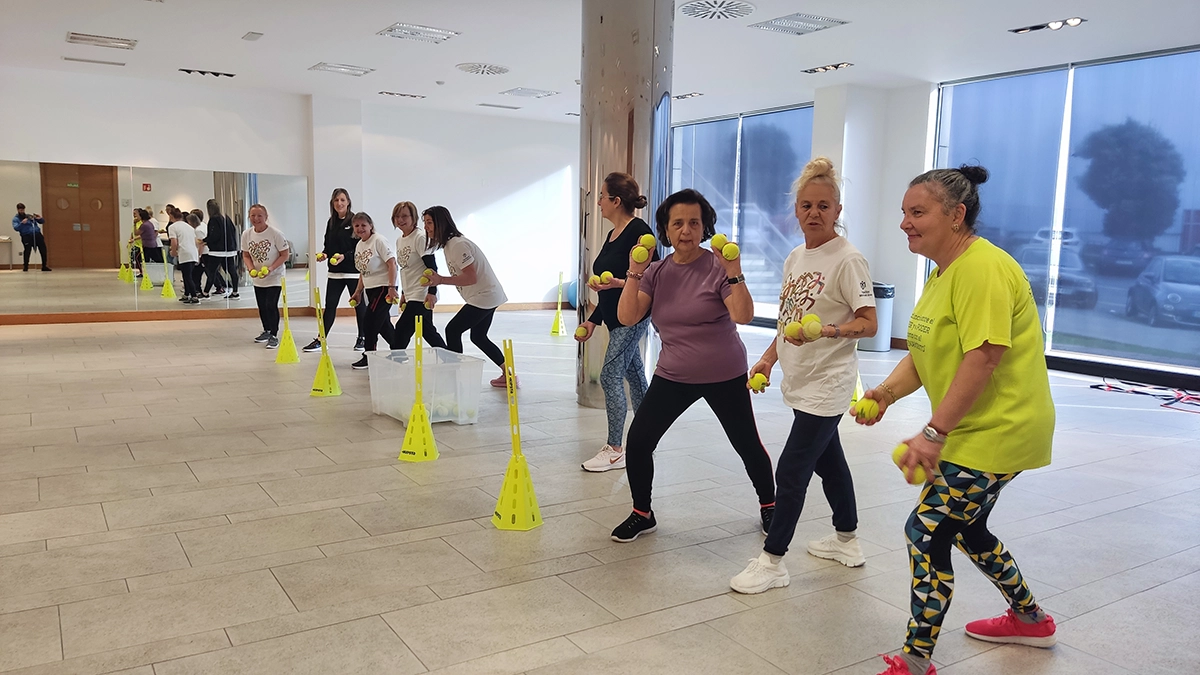 Mujeres ejercitándose en sala