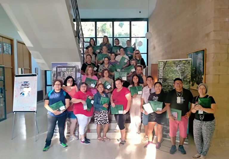 Mujeres participantes con documentación del curso