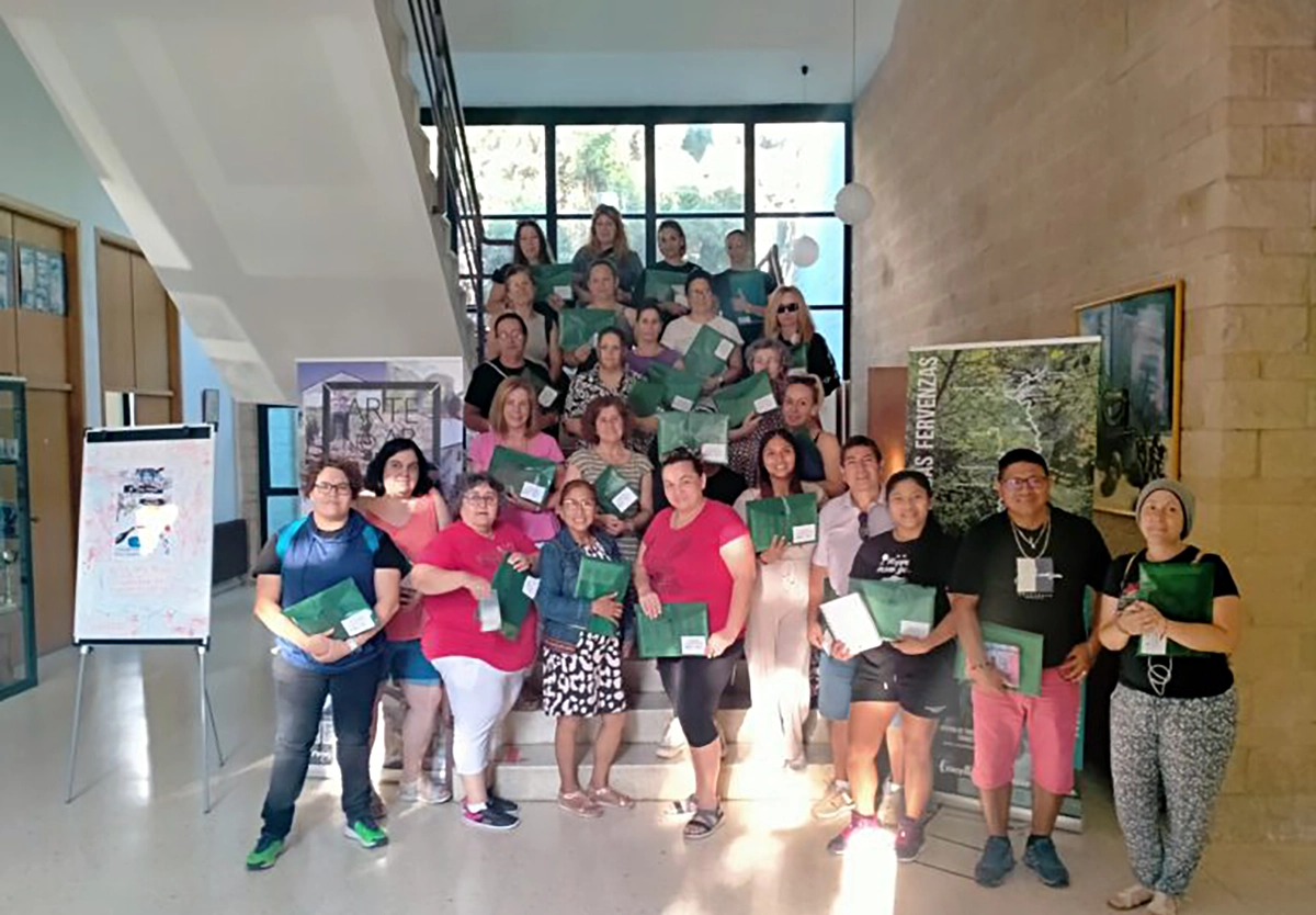 Mujeres participantes con documentación del curso