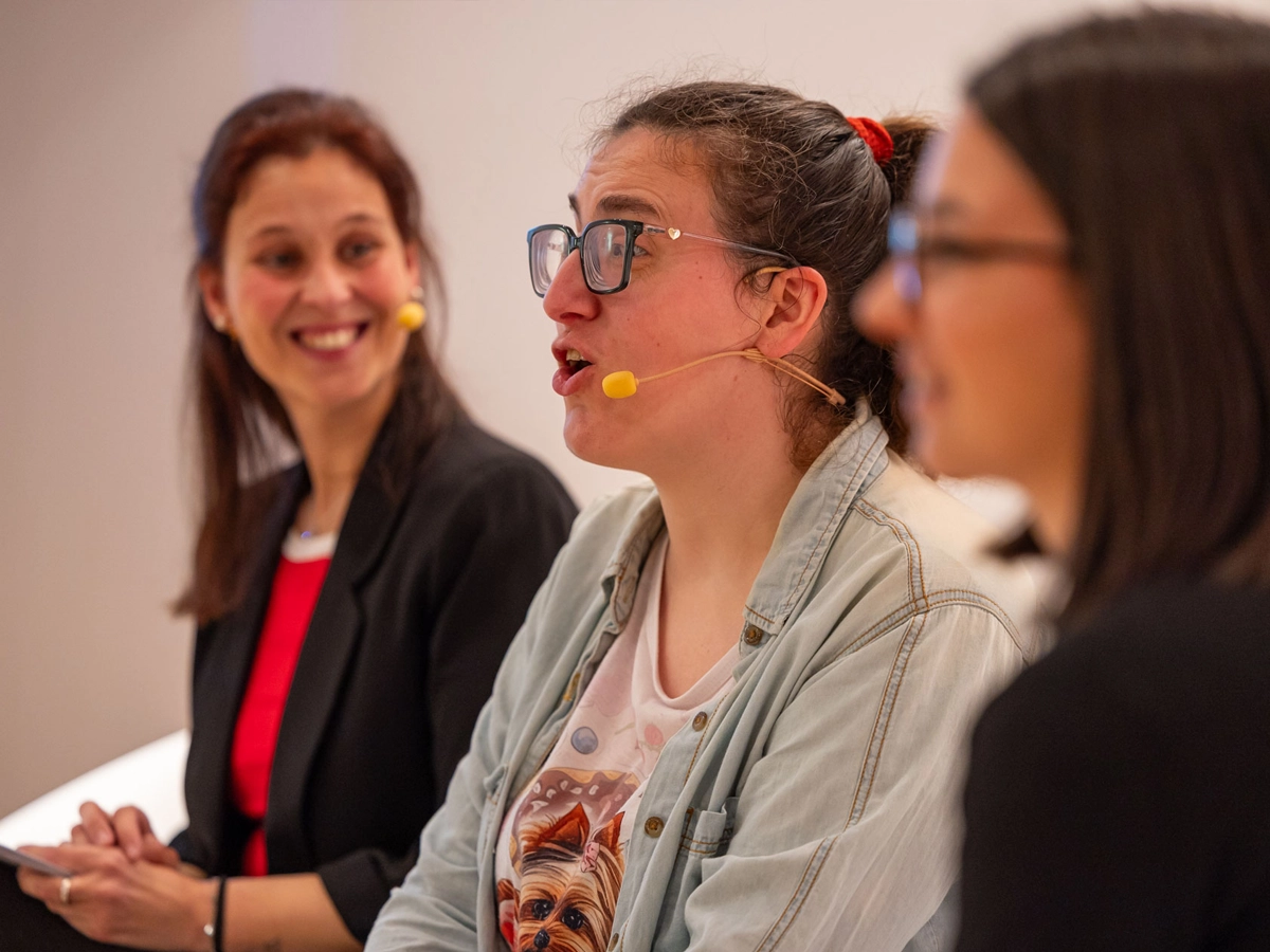 Persona con experiencia real compartiendo su historia