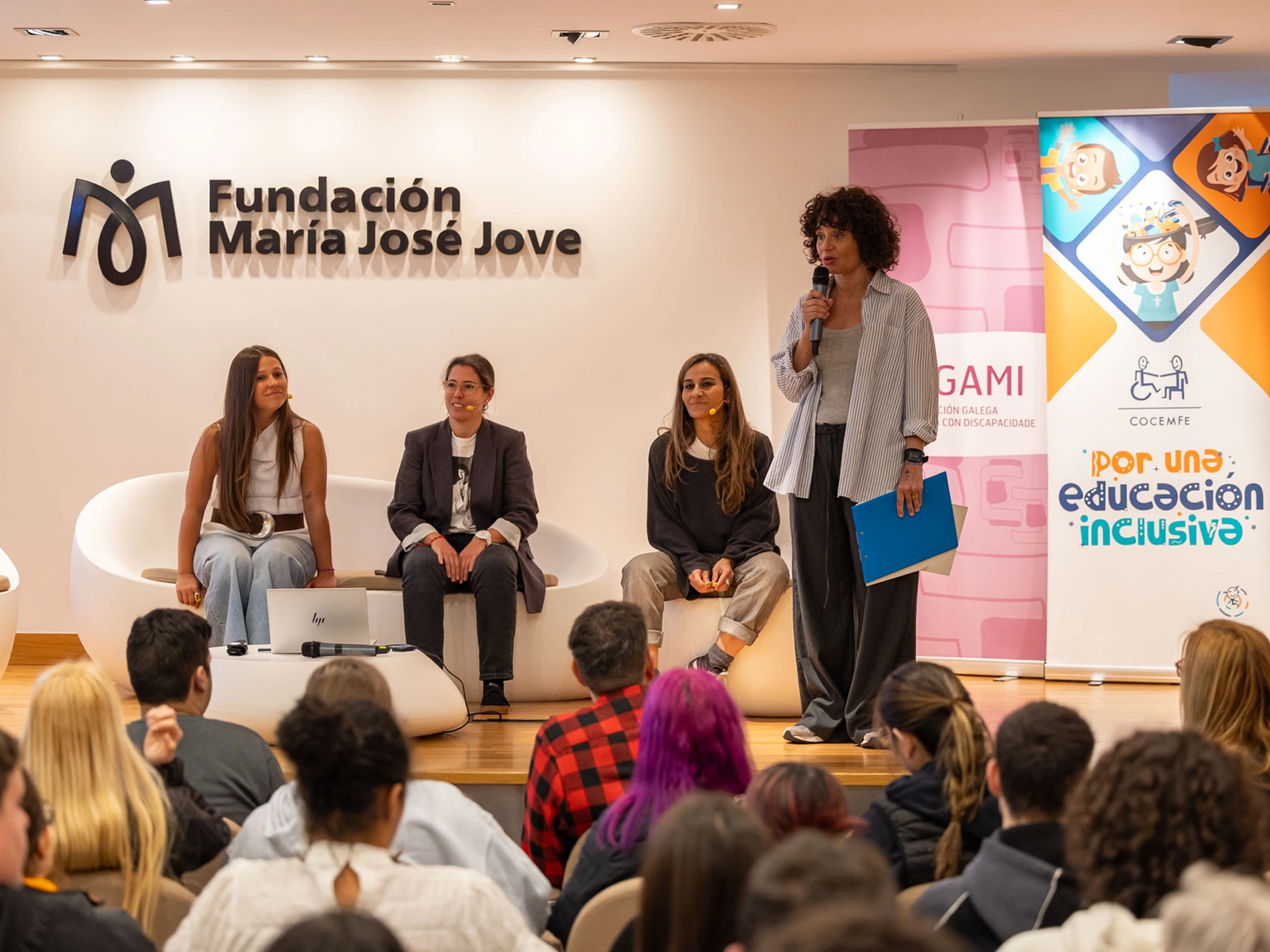 Mujer hablando durante una jornada del programa