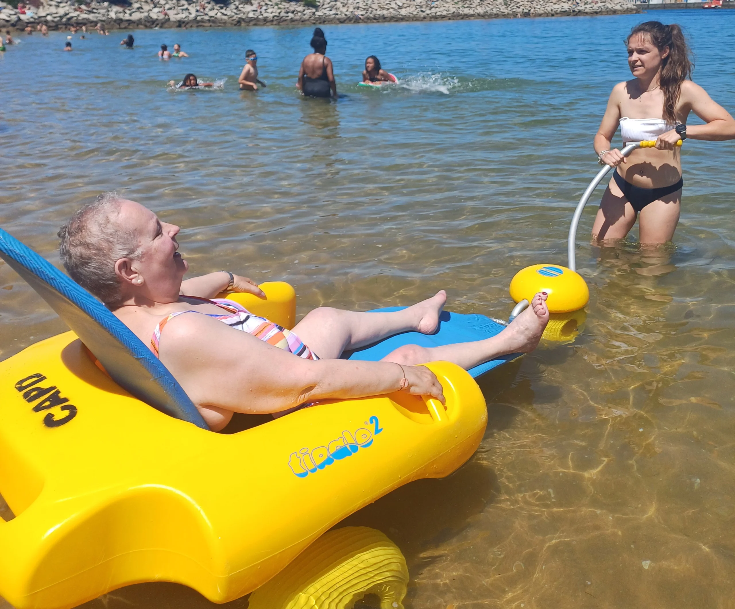 Mujer prestando servicio de ayuda en la playa