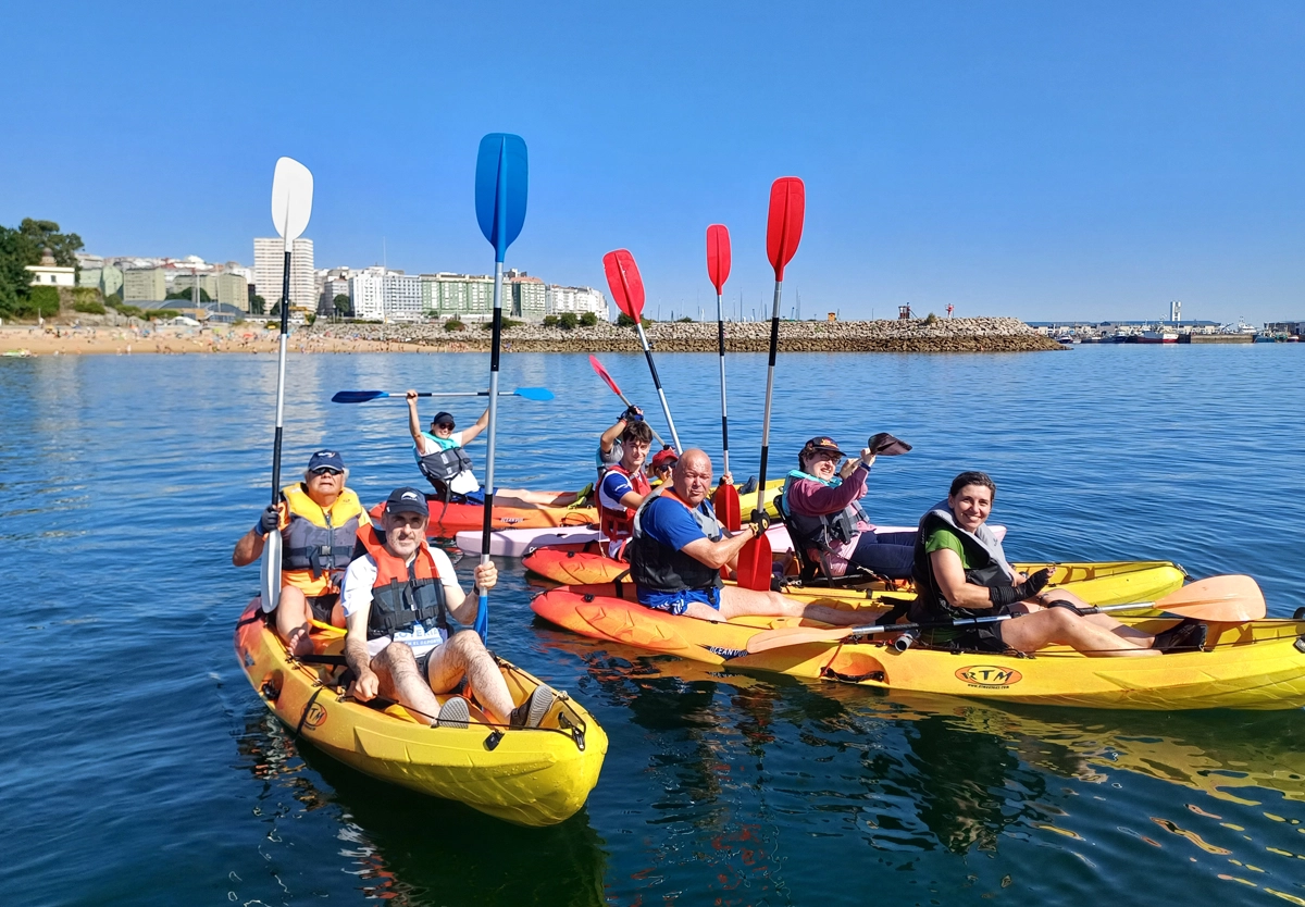 Participantes montados en piraguas en el mar