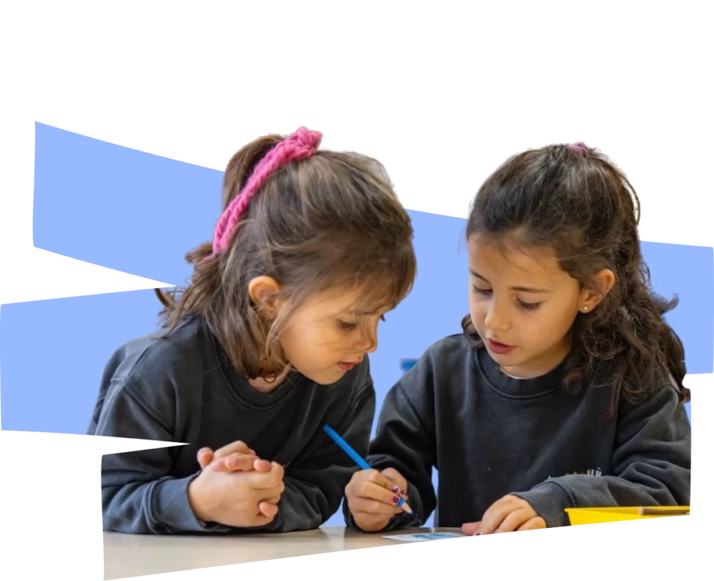 Niñas dibujando juntas
