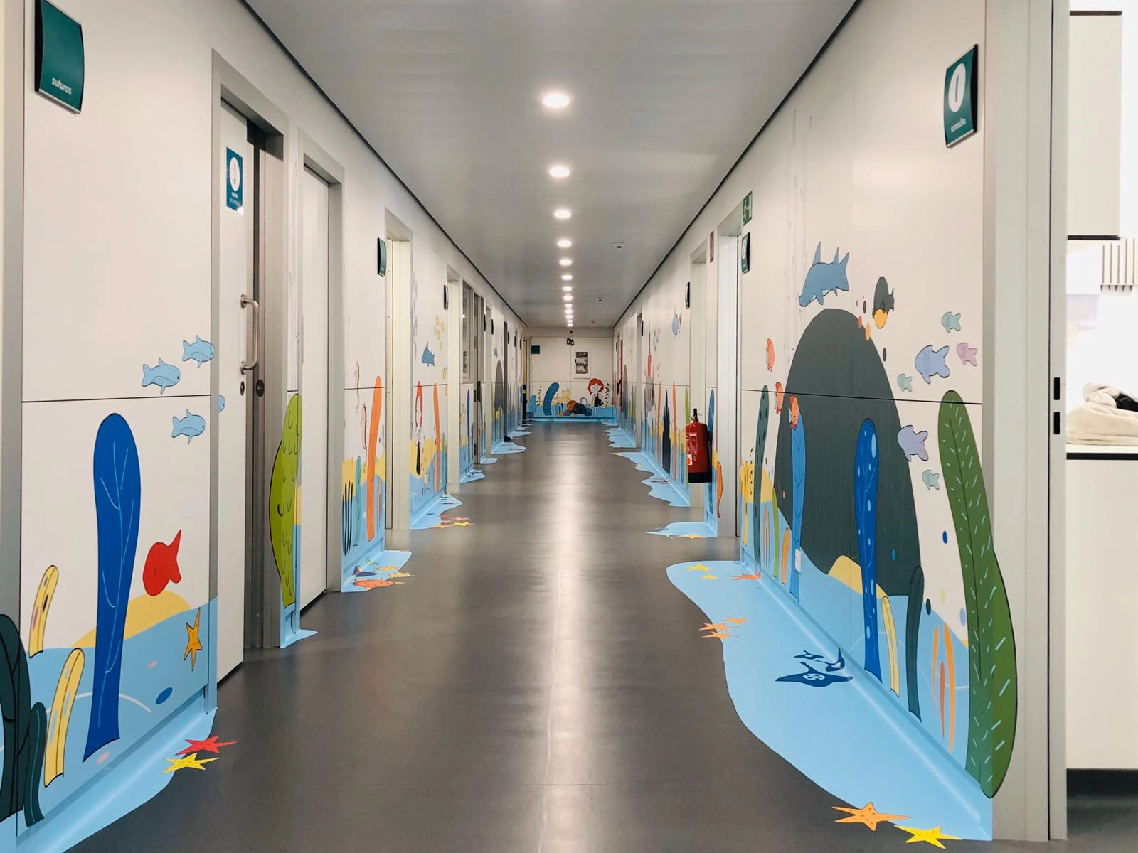 Pasillo del hospital ilustrado con motivos marinos