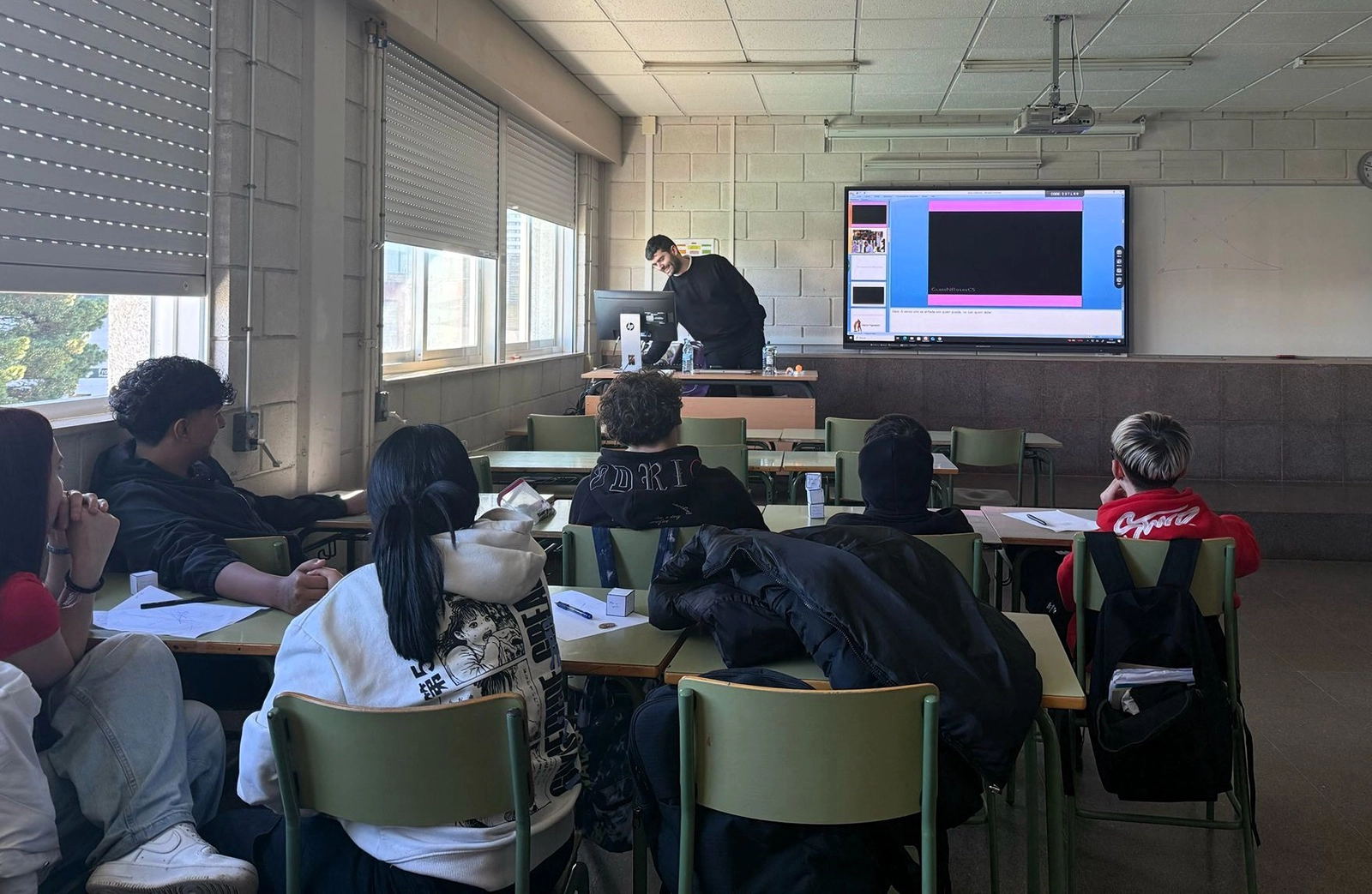 Alumnos debatiendo en aula