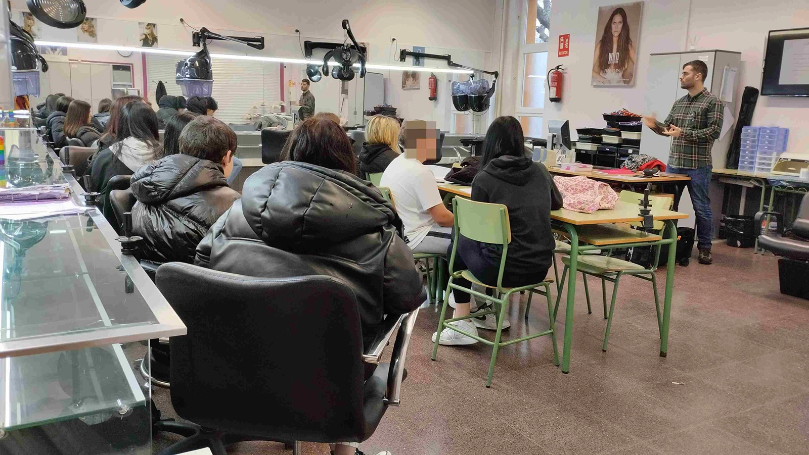 Alumnos atendiendo en aula