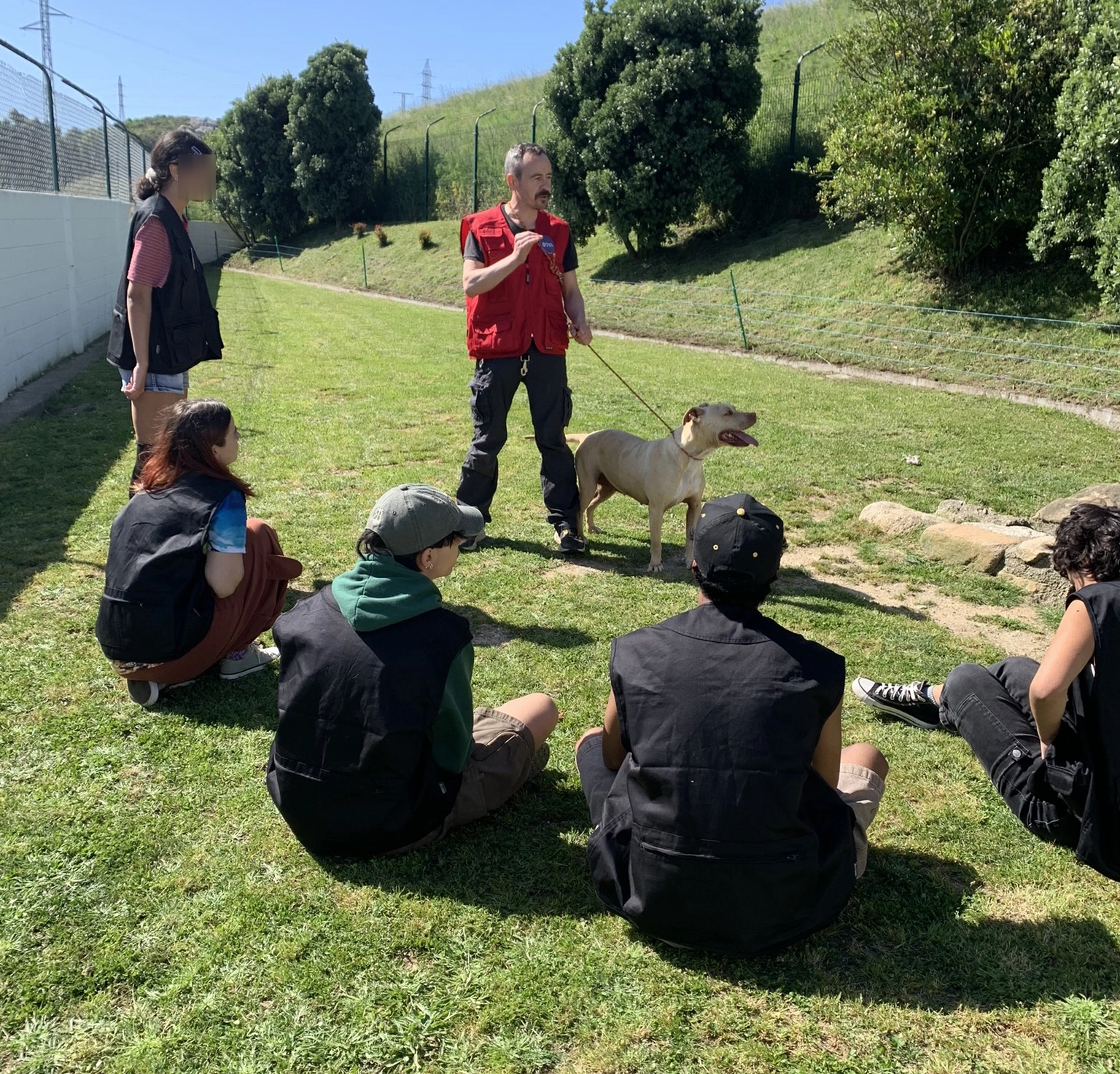 Jóvenes con perro de terapia
