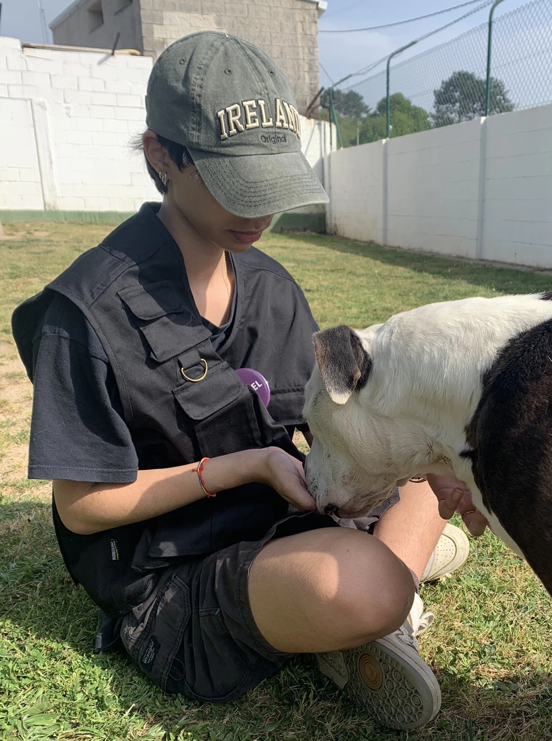 Joven alimentando al perro