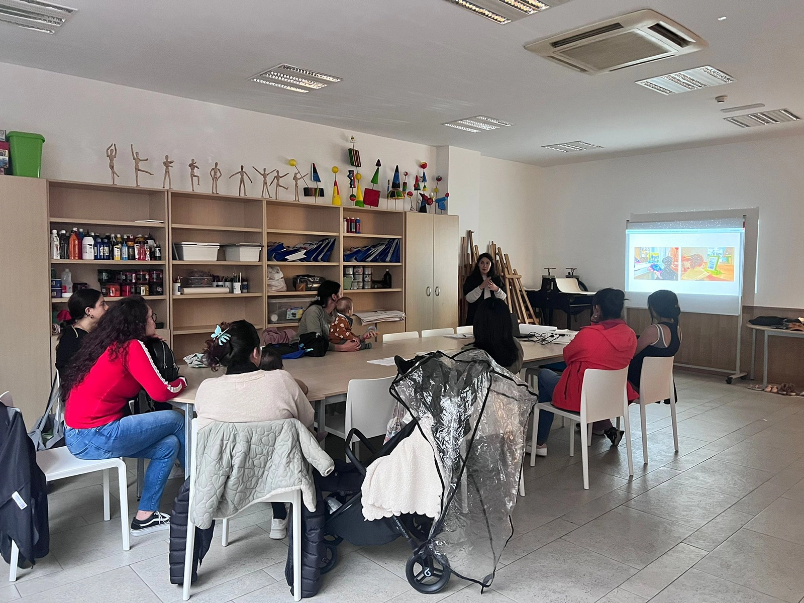 Padres asistiendo a un curso