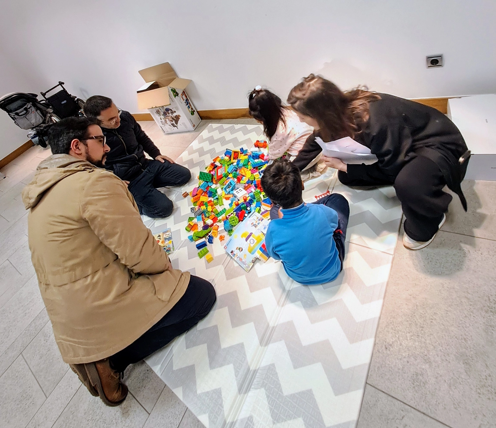 Niño y cuidadora en apoyo domiciliario