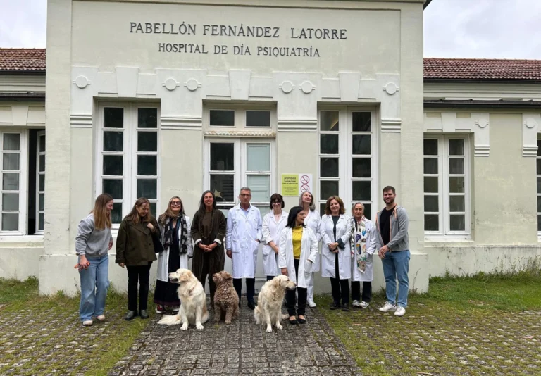 Personal y perros del hospital de Oza