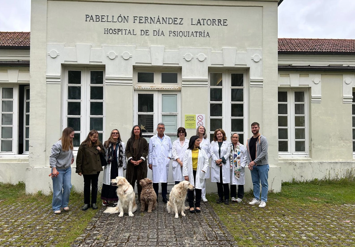 Personal y perros del hospital de Oza