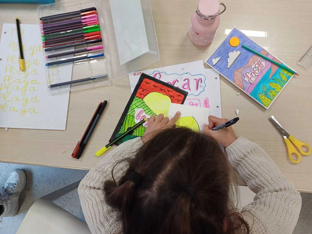 Niña pintando un comic