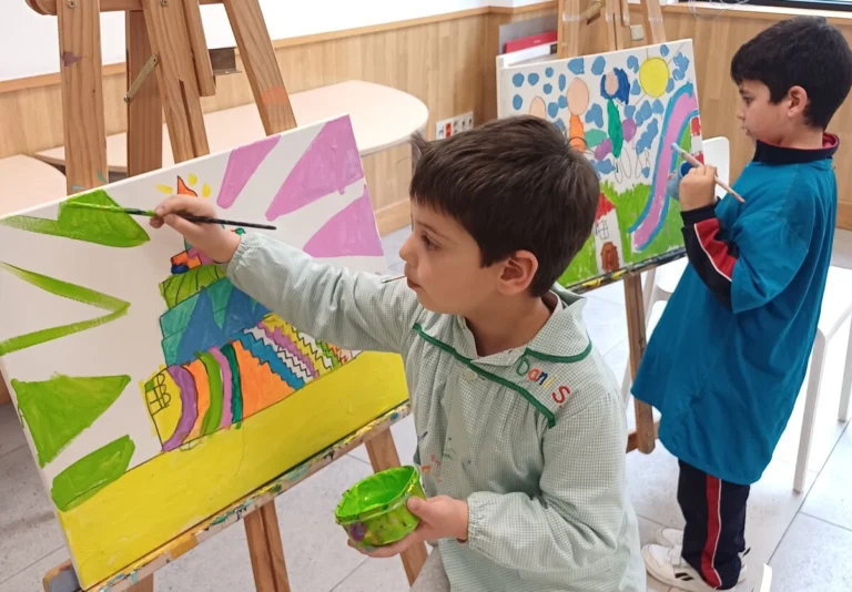 Niños pintando con caballetes