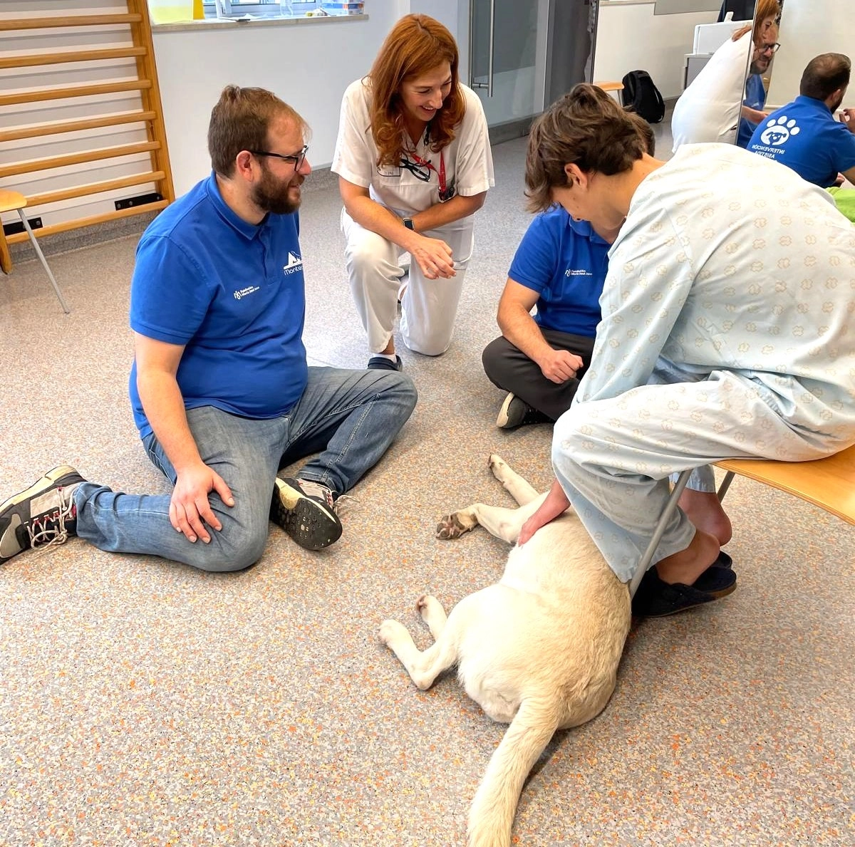 Monitores con perro y un niño inscrito en el programa