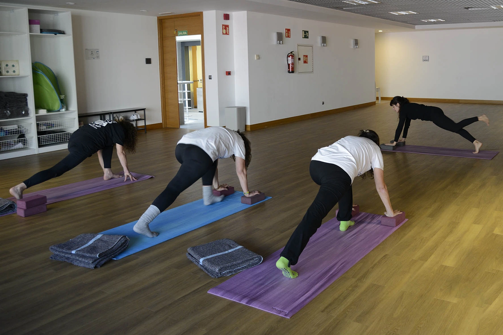 Mujeres practicando yoga