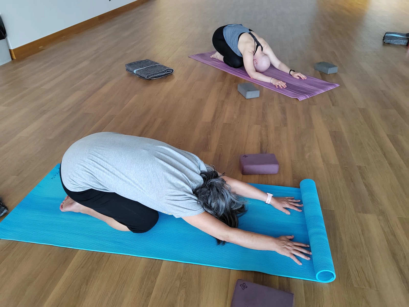 Mujeres reunidas practicando yoga